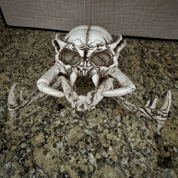 Predator skull Yautja Trophy from Alien vs. Predator and Predator movies Resin - Picture 3 of 10